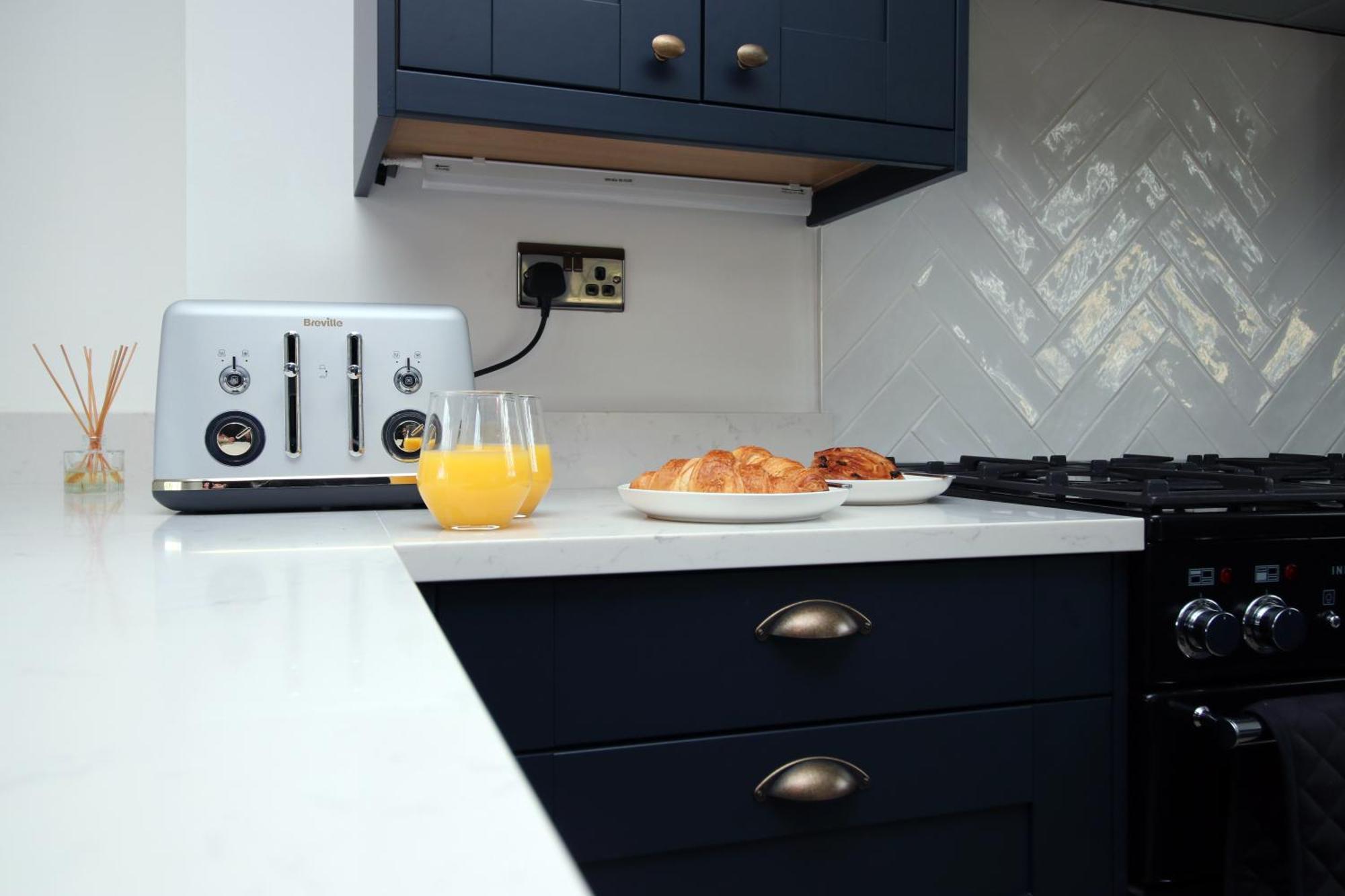 Stylish Home In Bath With Driveway Parking, 10Min From City Extérieur photo